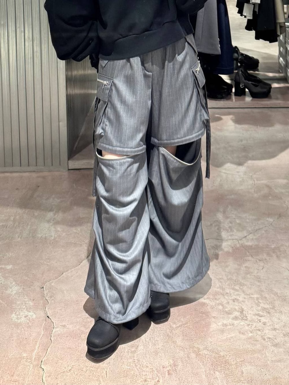 ブラック系のブーツ、グレー系のその他パンツ、ブラック系のスウェットを着用したレディースの冬コーディネートの3枚目の写真