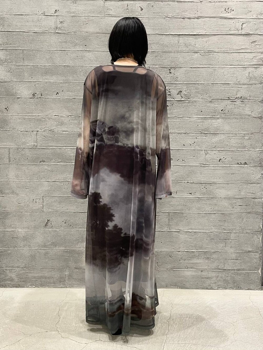 ブラック系のタンクトップ、ブラック系のパンプス、その他のワンピースを着用したレディースの夏コーディネートの4枚目の写真