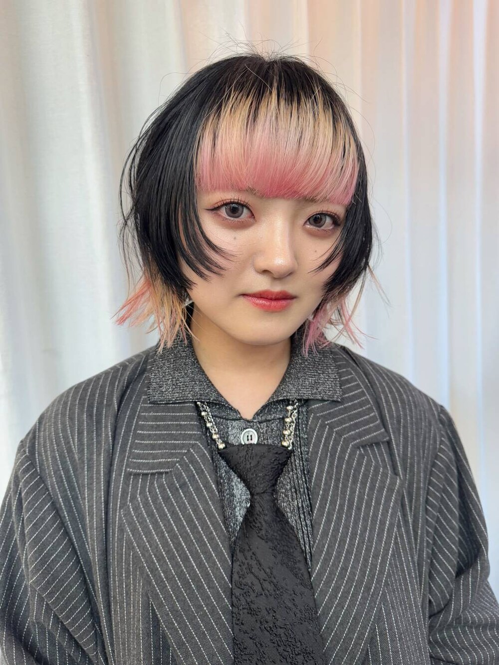 ブラック系のネクタイ、ブラック系のカーディガン/ボレロを着用したレディースの冬コーディネートの3枚目の写真