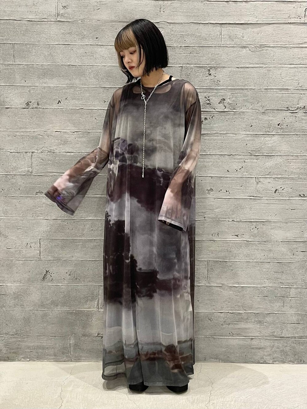 ブラック系のタンクトップ、ブラック系のパンプス、その他のワンピースを着用したレディースの夏コーディネートの3枚目の写真