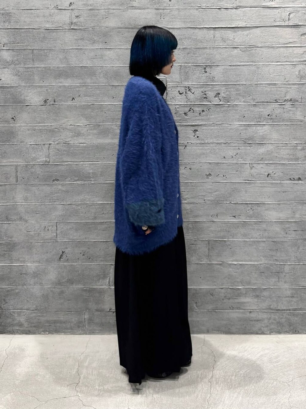 ブルー系のカーディガン/ボレロ、ブラック系のシャツ/ブラウス、グレー系のブーツを着用したレディースの秋コーディネートの5枚目の写真