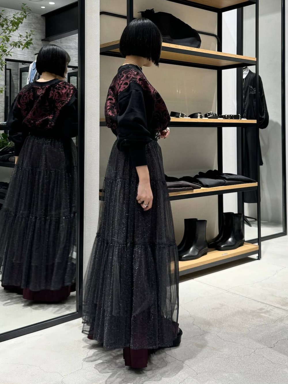 ブラック系のブーツ、レッド系のスウェット、レッド系のその他パンツを着用したレディースの秋コーディネートの5枚目の写真