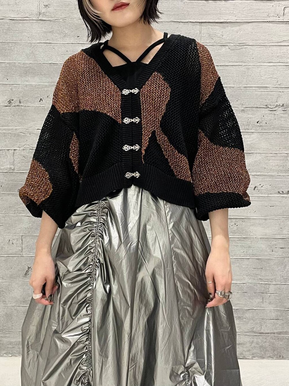 ブラック系のサンダル、オレンジ系のカーディガン/ボレロ、ブラック系のタンクトップを着用したレディースの夏コーディネートの2枚目の写真