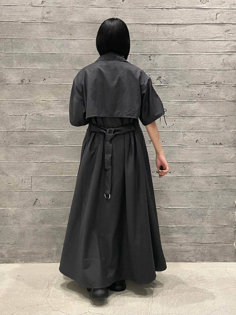 ブラウン系のTシャツ/カットソー、ブラック系のその他パンツ、グレー系のワンピースを着用したレディースの夏コーディネートの4枚目の写真