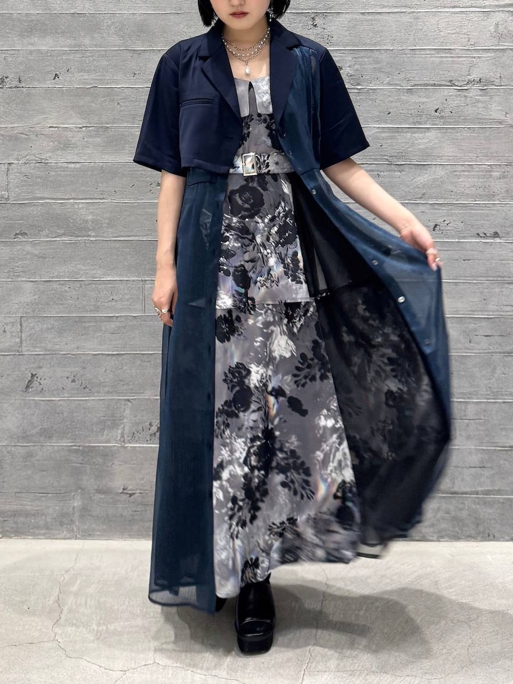 ブルー系のワンピース、グレー系のワンピース、ブラック系のサンダルを着用したレディースの夏コーディネートの2枚目の写真