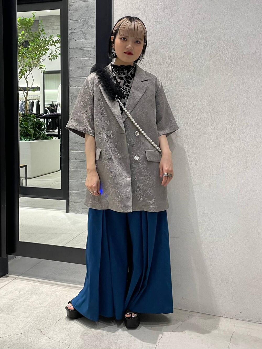 ブラック系のサンダル、ホワイト系のTシャツ/カットソー、ブルー系のその他パンツを着用したレディースの春コーディネートの6枚目の写真