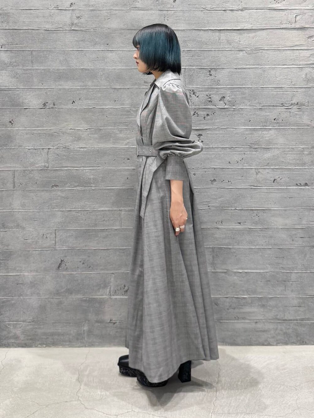 グレー系のブーツ、グレー系のワンピースを着用したレディースの秋コーディネートの3枚目の写真