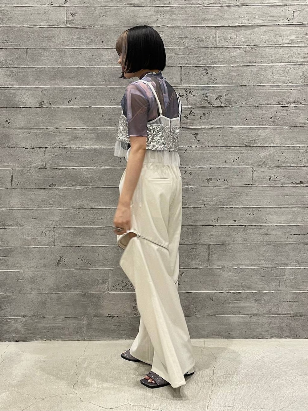 シルバー系のチューブトップ、シルバー系のサンダル、ブルー系のTシャツ/カットソーを着用したレディースの夏コーディネートの3枚目の写真