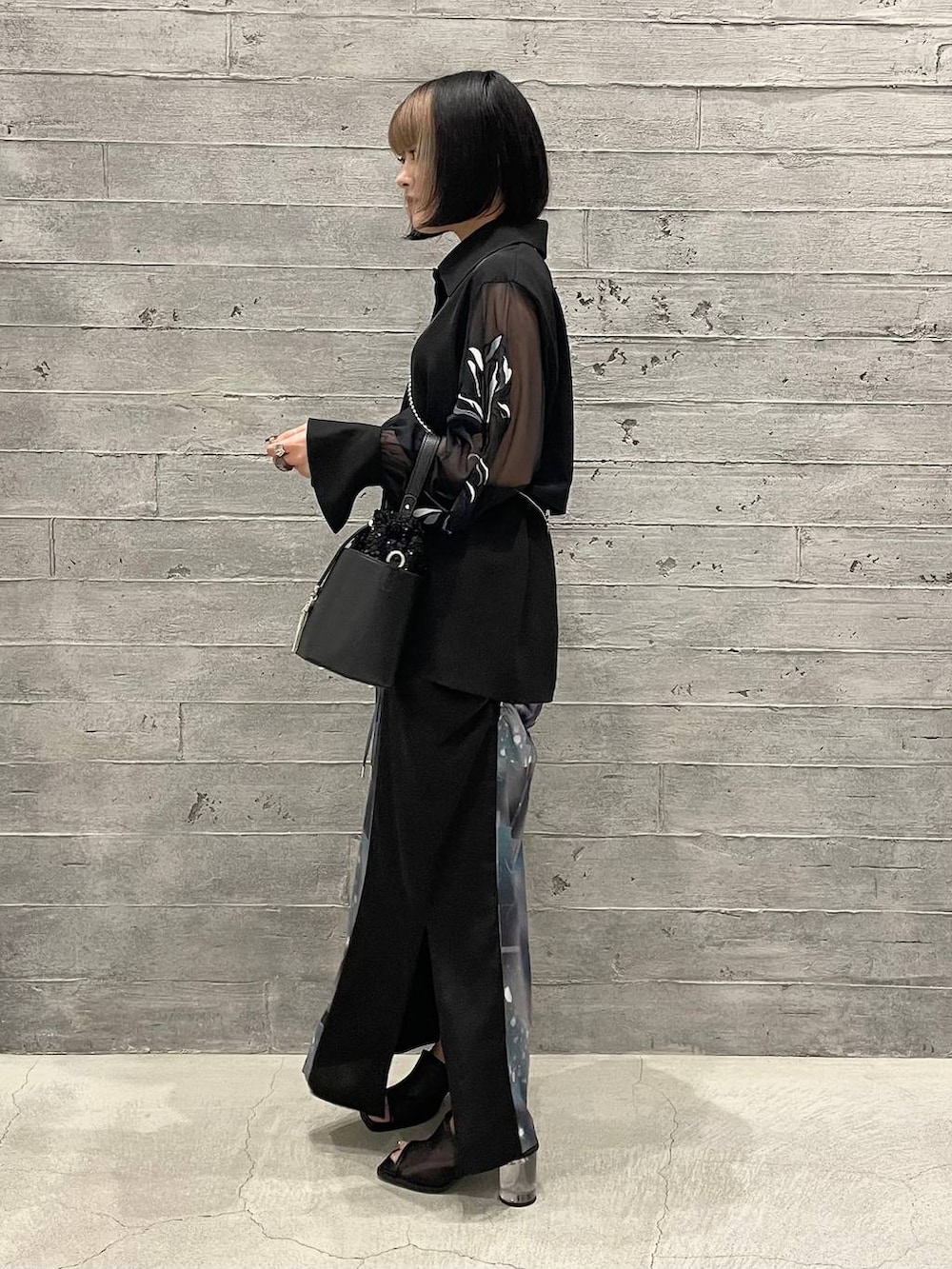 ブラック系のサンダル、ブラック系のショルダーバッグ、ブラック系のシャツ/ブラウスを着用したレディースの夏コーディネートの4枚目の写真