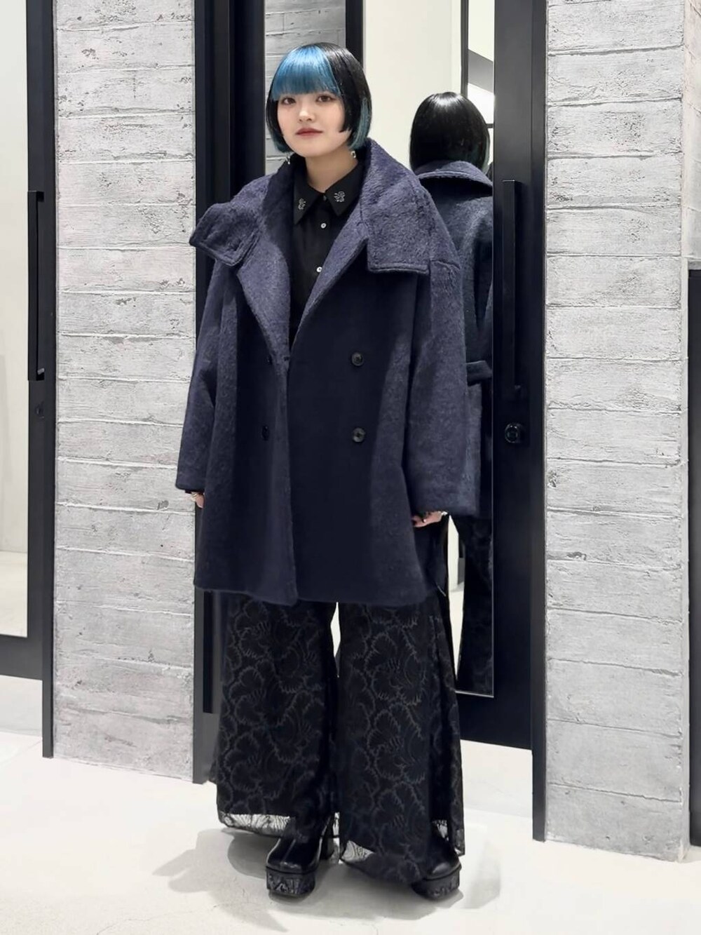 パープル系のブルゾン、グレー系のブーツ、ブラック系のシャツ/ブラウスを着用したレディースの秋コーディネートの3枚目の写真