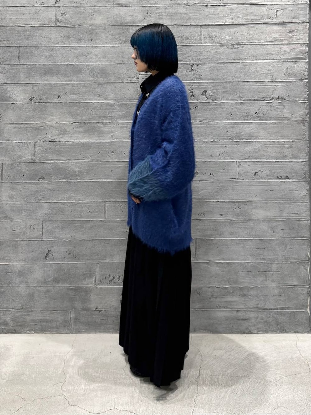 ブルー系のカーディガン/ボレロ、ブラック系のシャツ/ブラウス、グレー系のブーツを着用したレディースの秋コーディネートの3枚目の写真