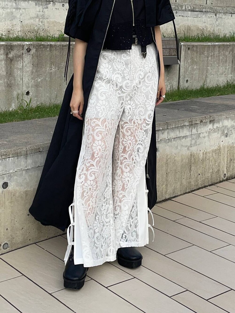 ホワイト系のその他パンツ、ブラック系のTシャツ/カットソー、ブラック系のワンピースを着用したレディースの夏コーディネートの5枚目の写真