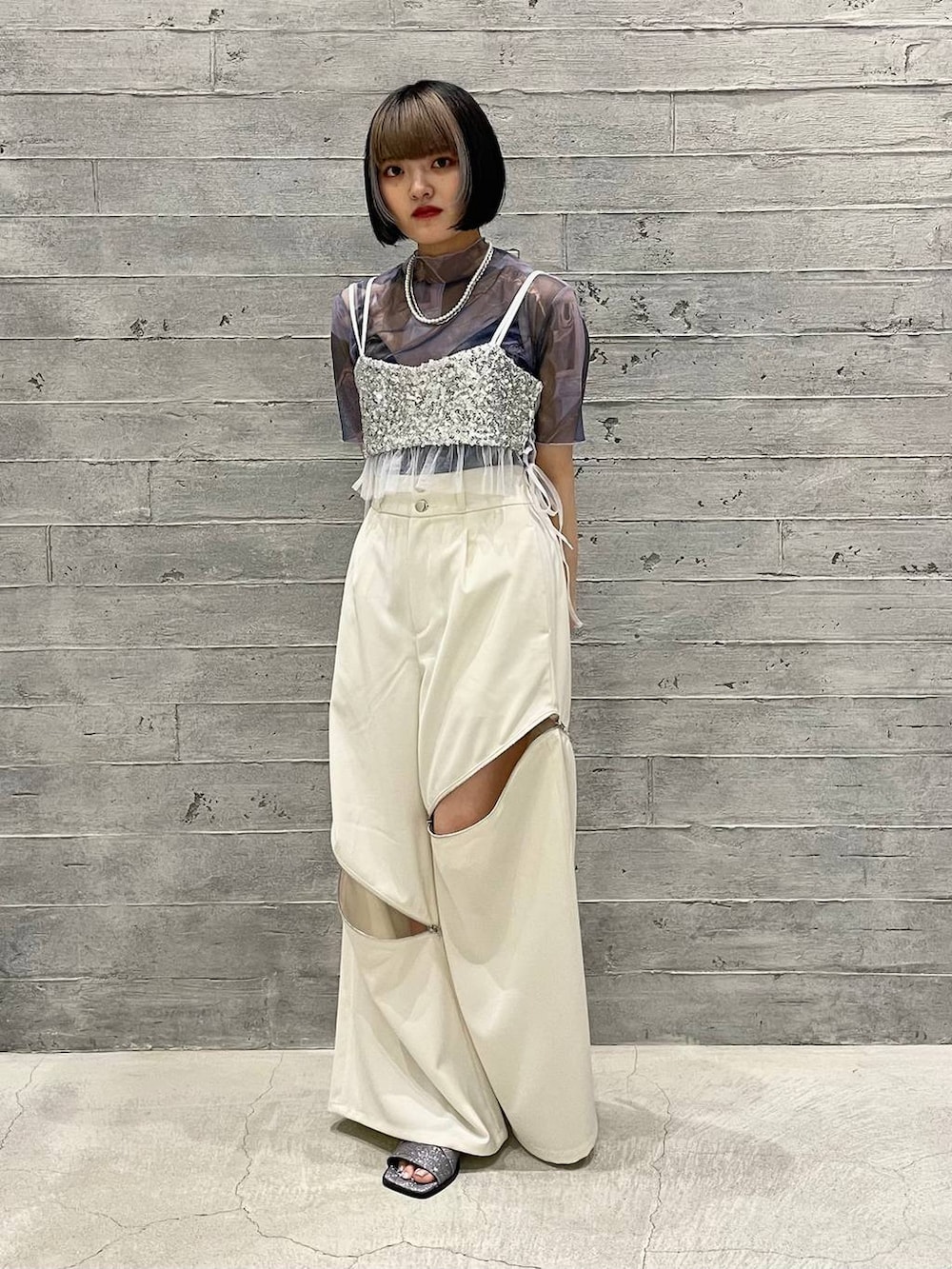 シルバー系のチューブトップ、シルバー系のサンダル、ブルー系のTシャツ/カットソーを着用したレディースの夏コーディネートの6枚目の写真