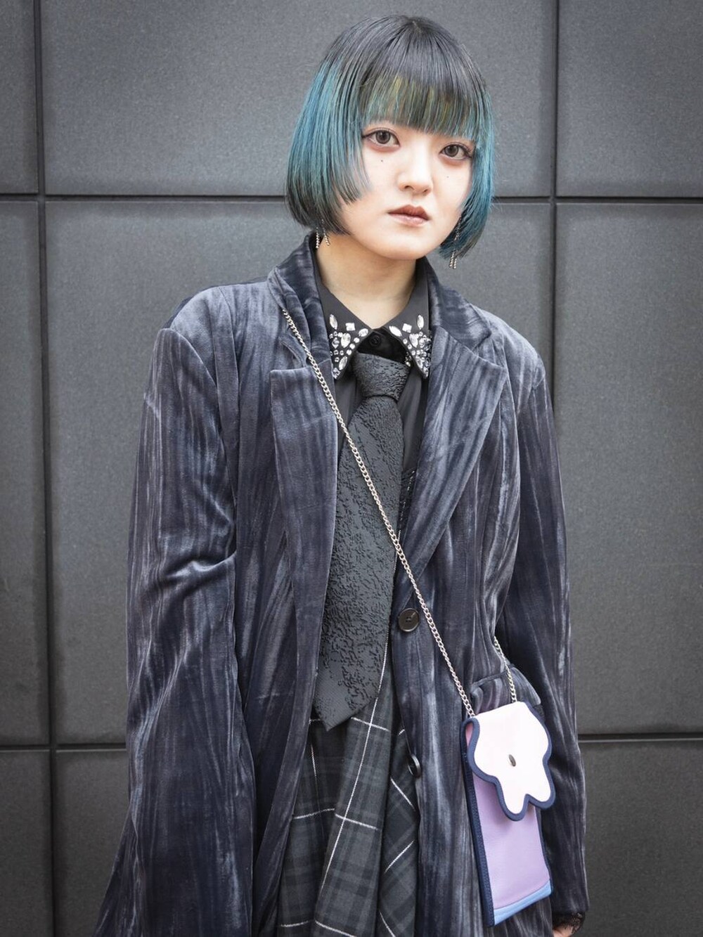 ブラック系のネクタイ、グレー系のテーラードジャケット、ブラック系のワンピースを着用したレディースの秋コーディネートの3枚目の写真