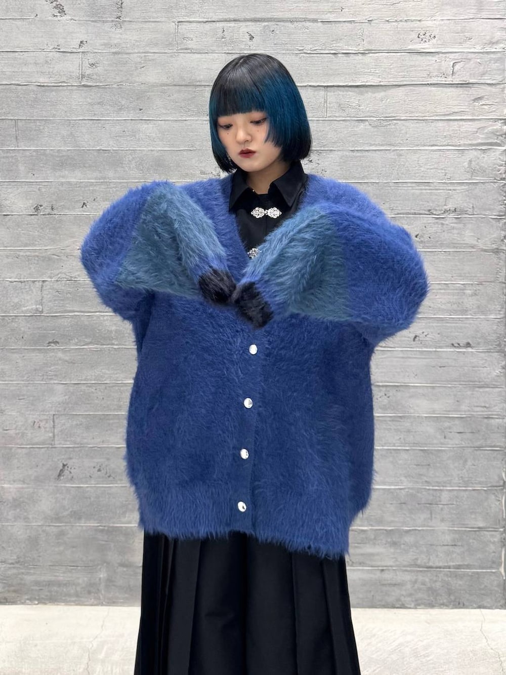 ブルー系のカーディガン/ボレロ、ブラック系のシャツ/ブラウス、グレー系のブーツを着用したレディースの秋コーディネートの6枚目の写真