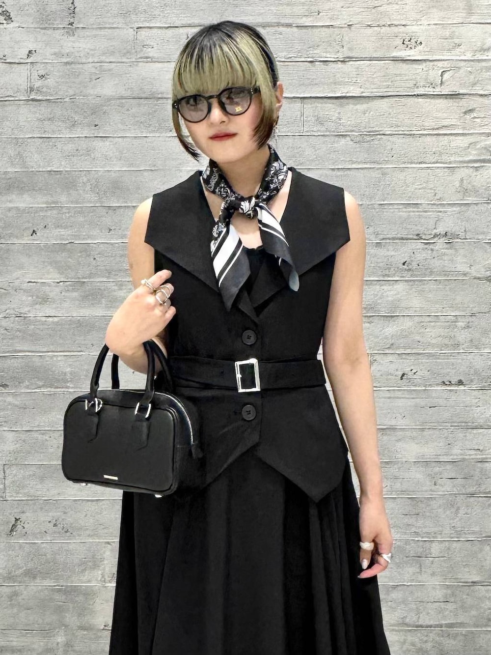 ブラック系のワンピース、ブラック系のローファー、ブラック系のボストンバッグを着用したレディースの夏コーディネートの2枚目の写真