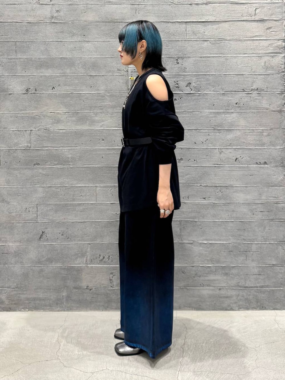 ブラック系のTシャツ/カットソー、シルバー系のブーツ、ブラック系のデニムパンツを着用したレディースの夏コーディネートの4枚目の写真