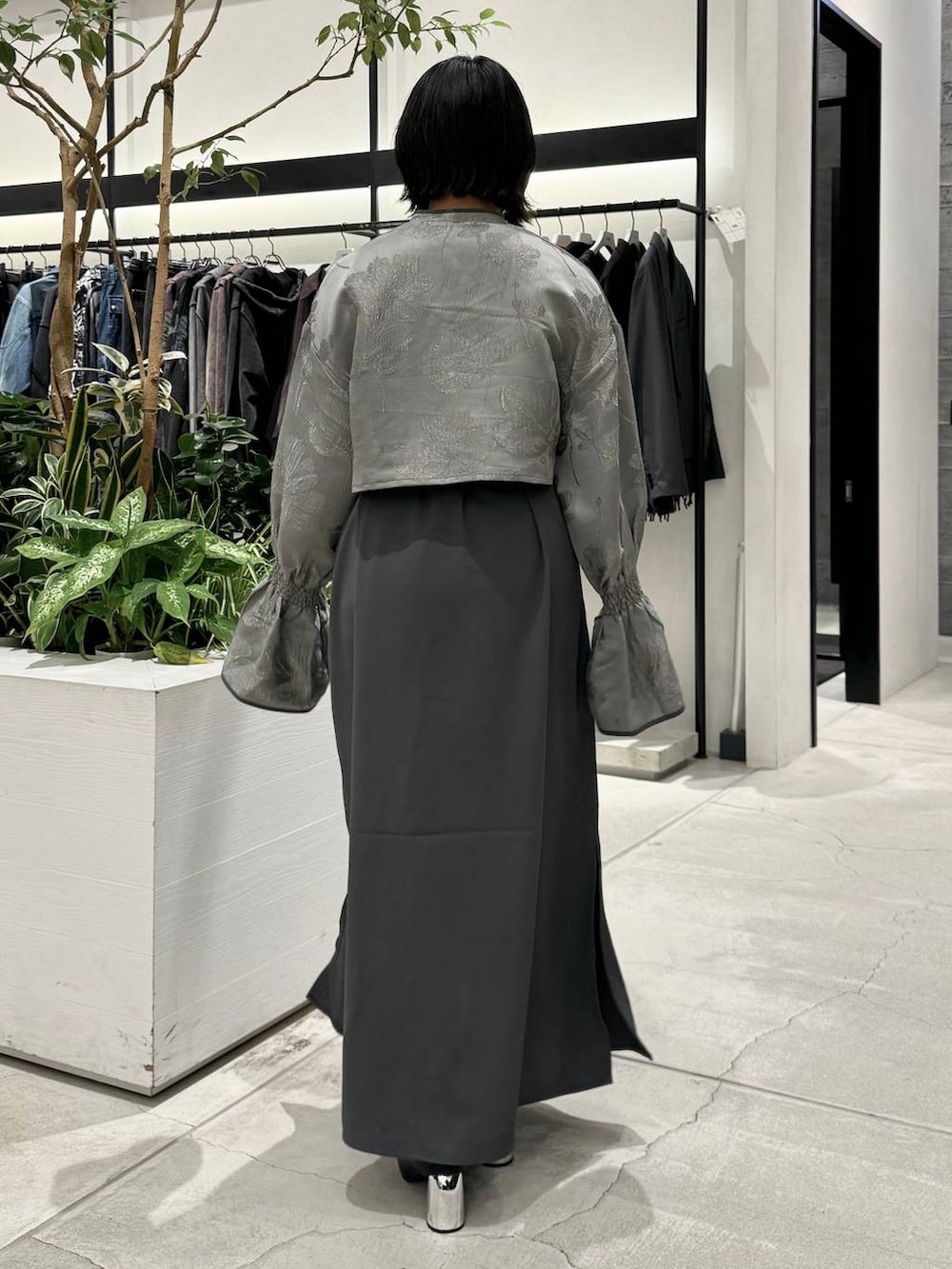 ブラック系のブーツ、グレー系のワンピース、ブラック系のベルトを着用したレディースの秋コーディネートの3枚目の写真