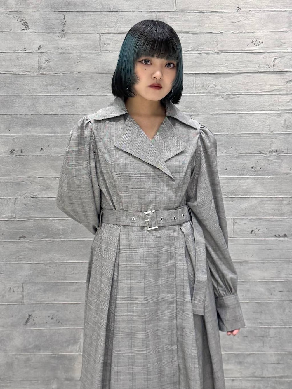 グレー系のブーツ、グレー系のワンピースを着用したレディースの秋コーディネートの6枚目の写真