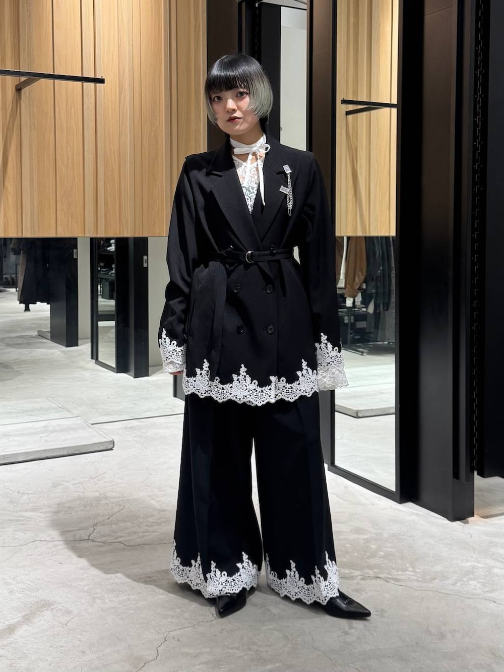 ブラック系のパンプス、ブラック系のスラックス、ブラック系のテーラードジャケットを着用したレディースの冬コーディネートの2枚目の写真