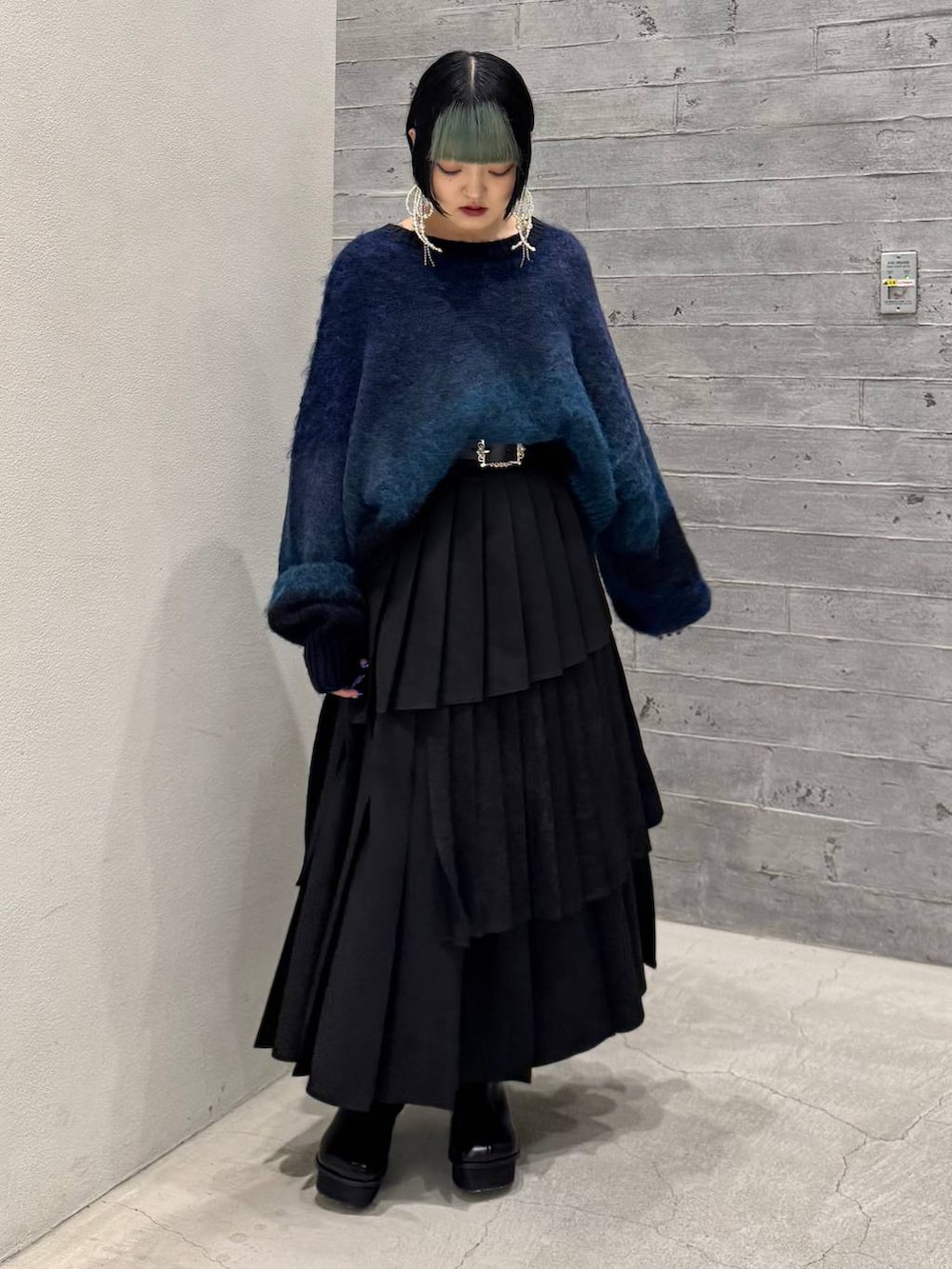 「低身長、モード、個性派、骨格ストレート、体型カバー、高見え、モテ、HARE、着痩せ・細見え、大人カジュアル、ニット、スカート」｜「HAREのパールリボンピアス(HAERE)（ピアス（両耳用）、シルバー系）」を使った、かのんさん（レディース・149cm）の冬コーディネートの6枚目の写真