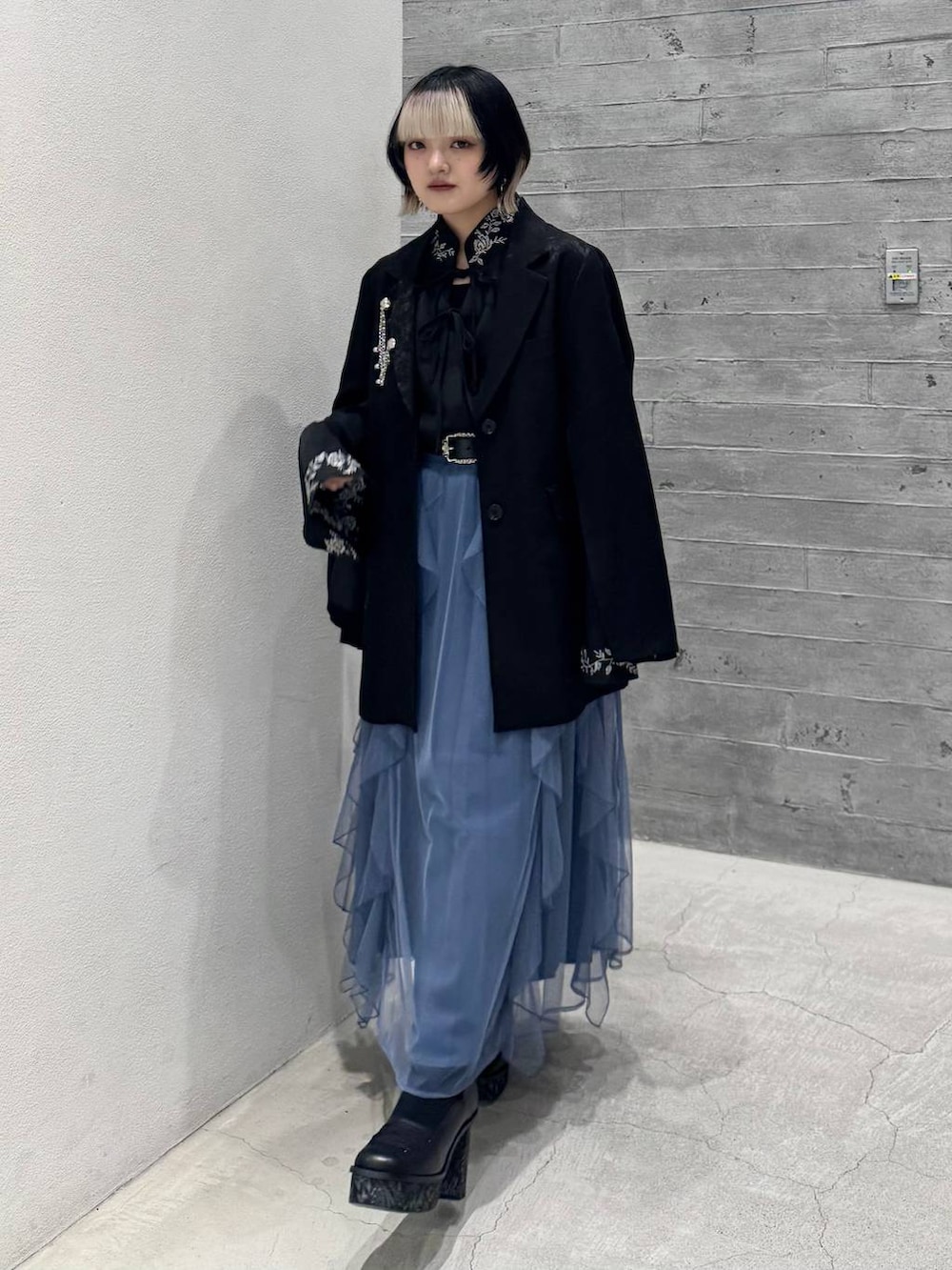 ブラック系のシャツ/ブラウス、ブラック系のパンプス、ブラック系のテーラードジャケットを着用したレディースの冬コーディネートの6枚目の写真