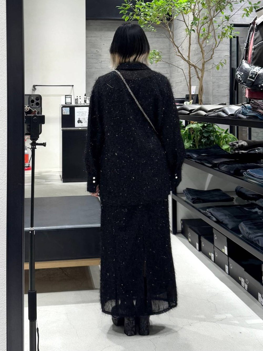 ブラック系のパンプス、ブラック系のシャツ/ブラウス、ブラック系のスカートを着用したレディースの冬コーディネートの5枚目の写真