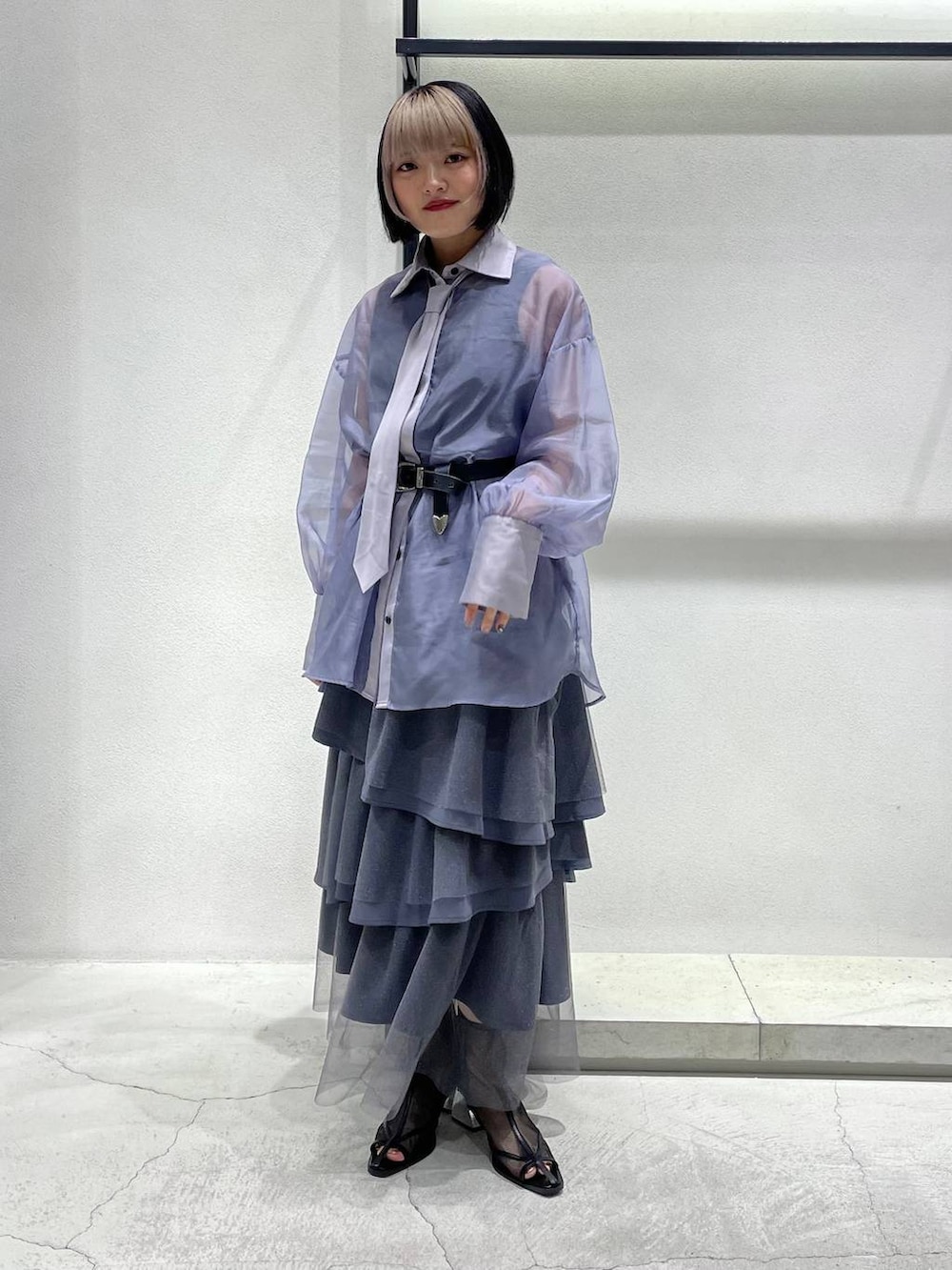 ブラック系のサンダル、ブラック系のタンクトップ、グレー系のスカートを着用したレディースの春コーディネートの2枚目の写真