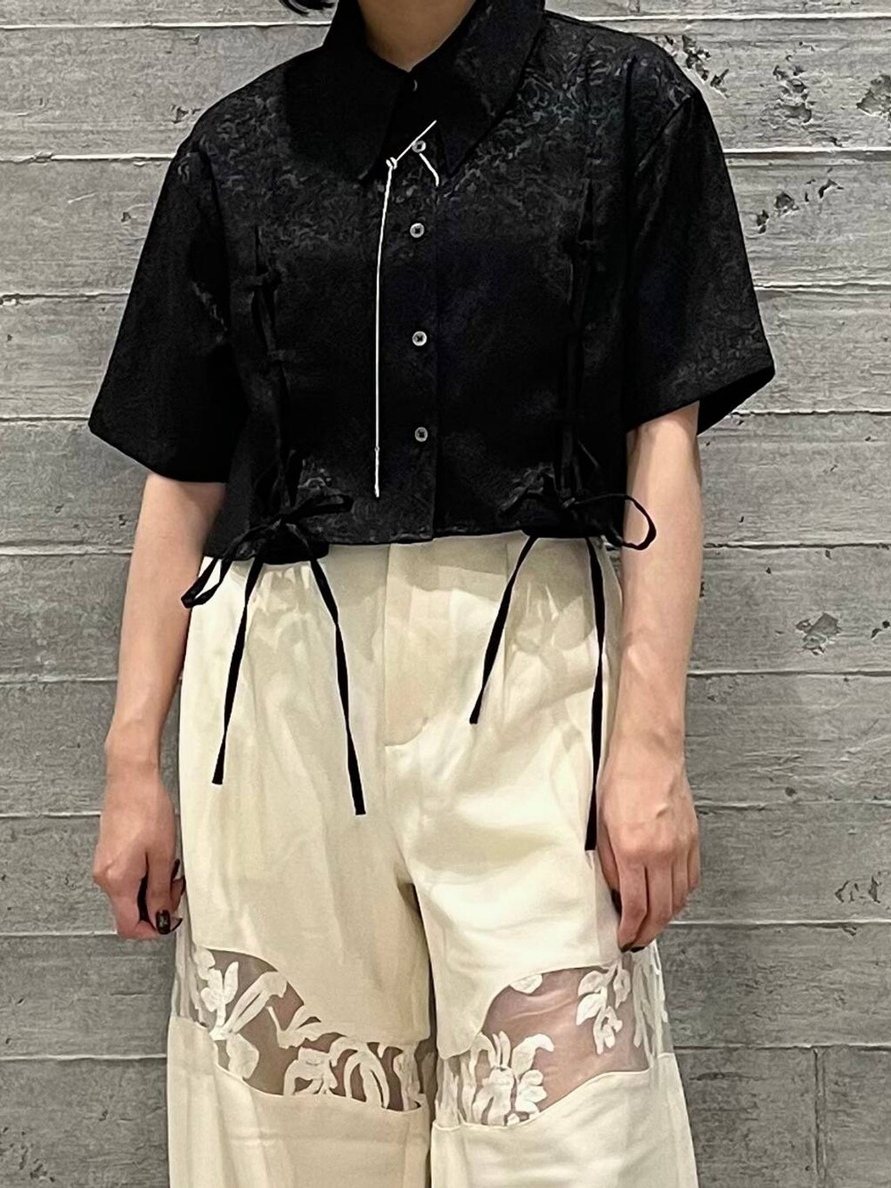 ホワイト系のその他パンツ、ブラック系のシャツ/ブラウス、シルバー系のサンダルを着用したレディースの夏コーディネートの4枚目の写真