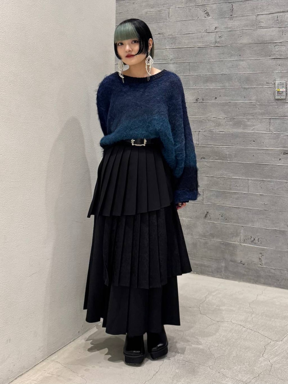 「低身長、モード、個性派、骨格ストレート、体型カバー、高見え、モテ、HARE、着痩せ・細見え、大人カジュアル、ニット、スカート」｜「HAREのパールリボンピアス(HAERE)（ピアス（両耳用）、シルバー系）」を使った、かのんさん（レディース・149cm）の冬コーディネートの3枚目の写真