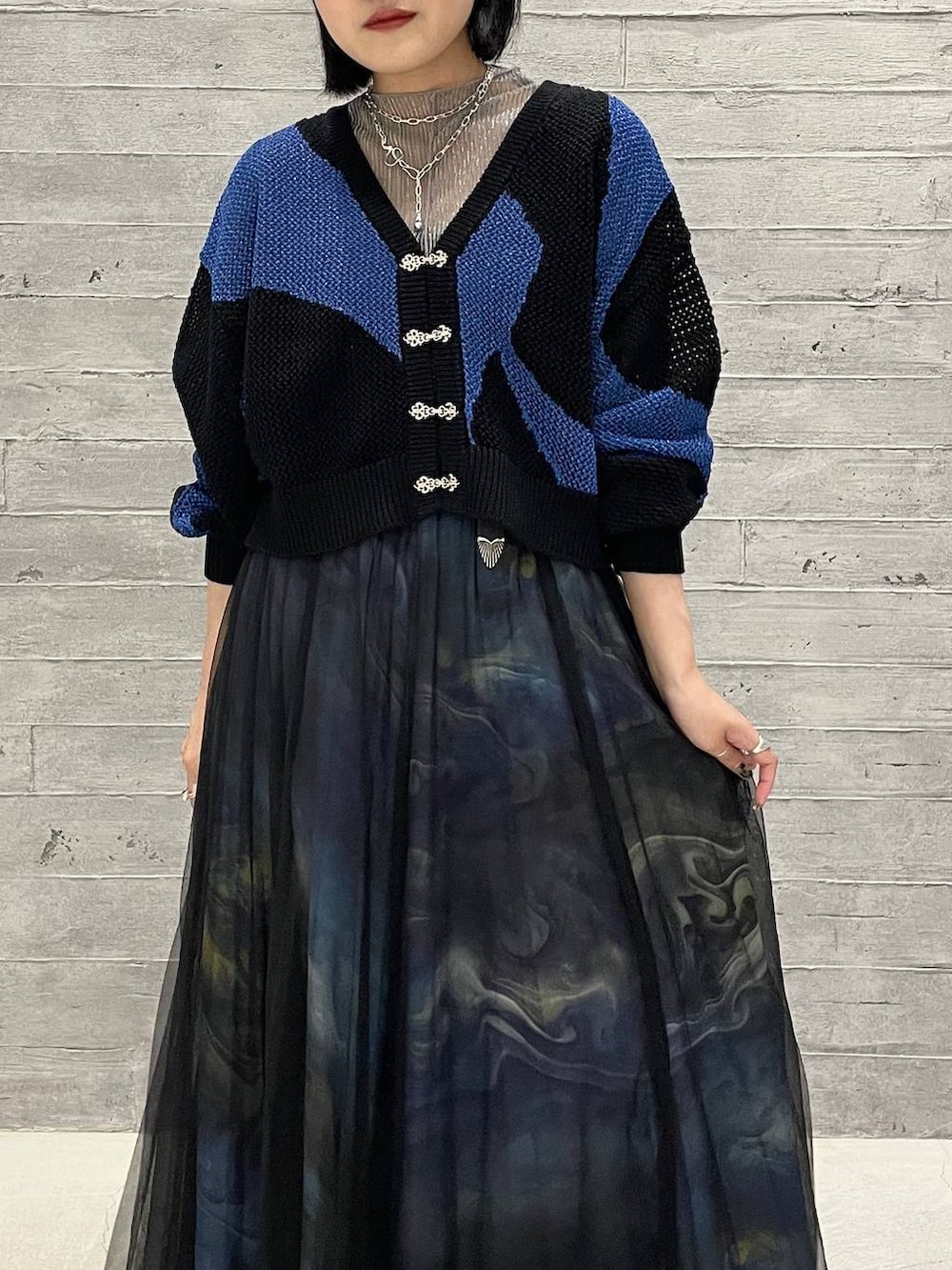 ブラック系のカーディガン/ボレロ、グレー系のTシャツ/カットソー、ブラック系のパンプスを着用したレディースの夏コーディネートの2枚目の写真