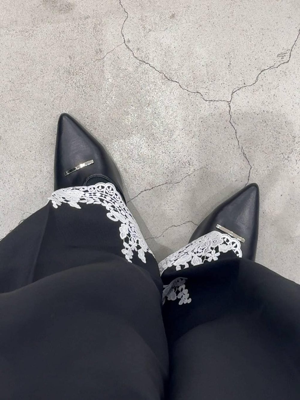 ブラック系のパンプス、ブラック系のスラックス、ブラック系のテーラードジャケットを着用したレディースの冬コーディネートの4枚目の写真