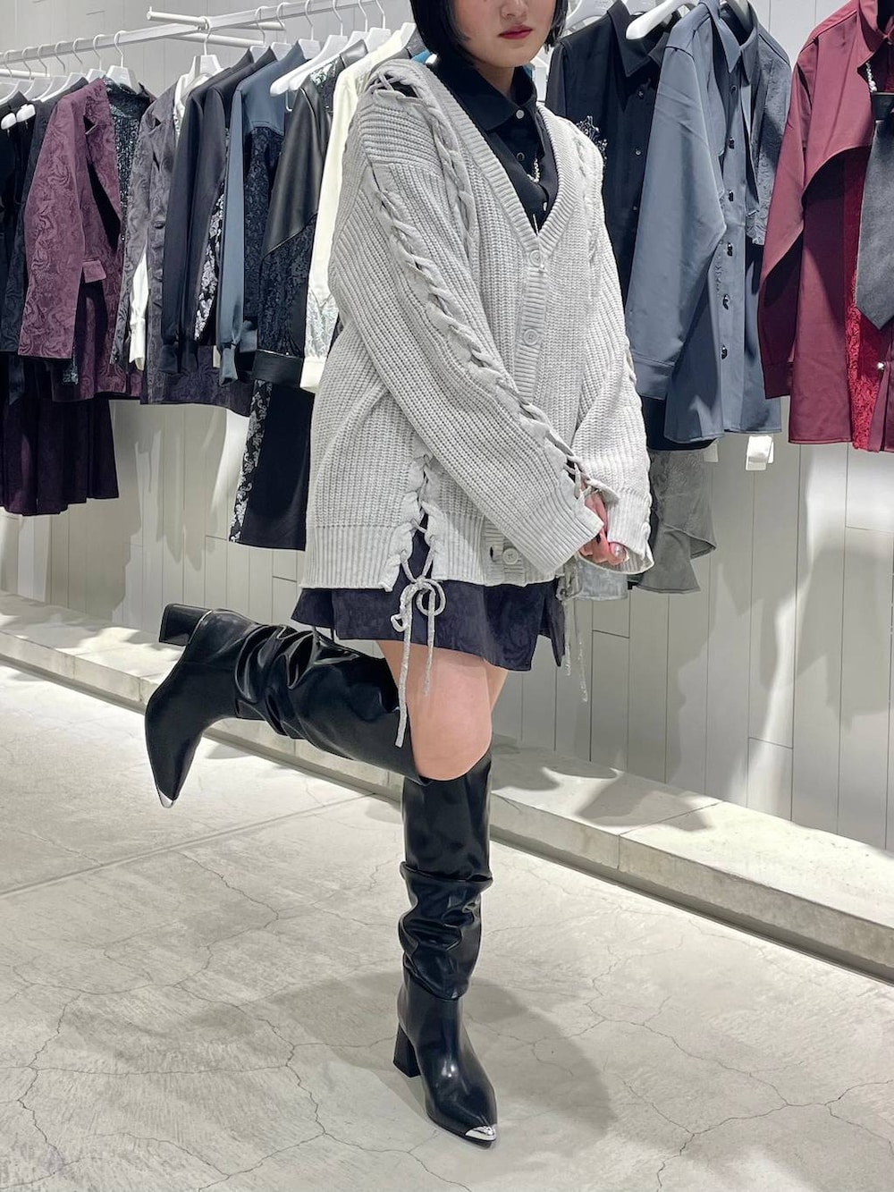 ブラック系のブーツ、グレー系のその他パンツ、ブラック系のシャツ/ブラウスを着用したレディースの秋コーディネートの4枚目の写真