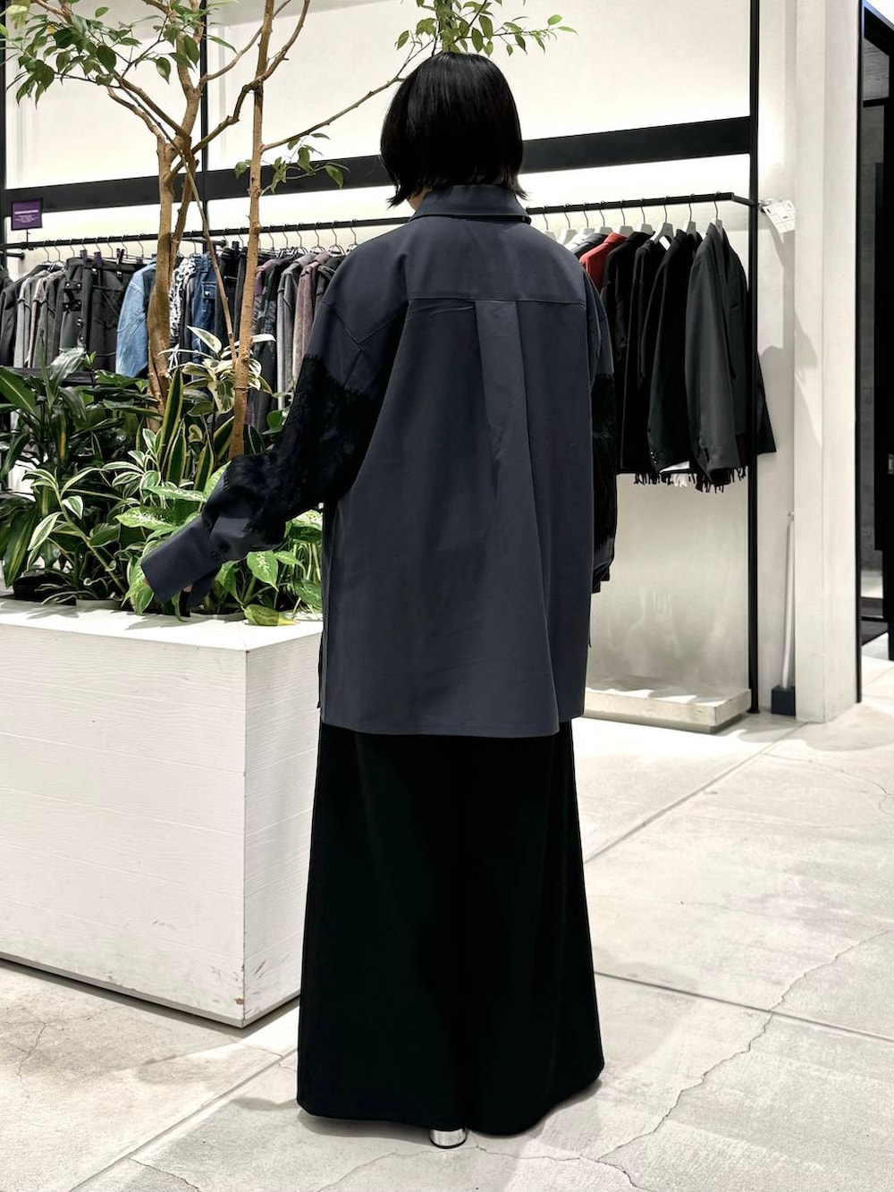 ブラック系のブーツ、グレー系のシャツ/ブラウス、ブラック系のその他パンツを着用したレディースの秋コーディネートの5枚目の写真