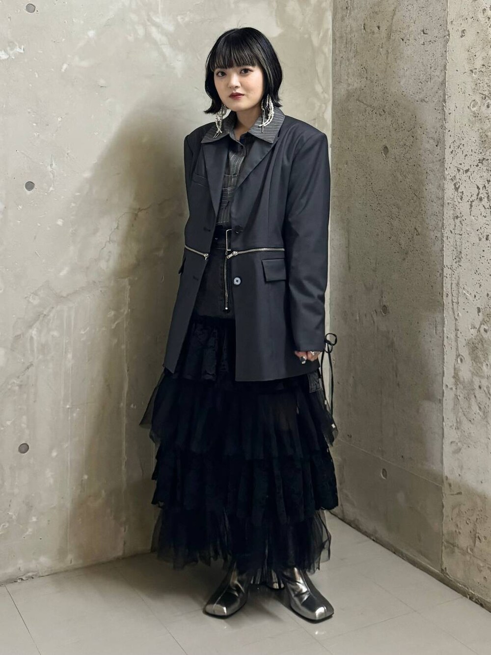 シルバー系のブーツ、ブラック系のデニムスカート、その他のシャツ/ブラウスを着用したレディースの秋コーディネートの5枚目の写真