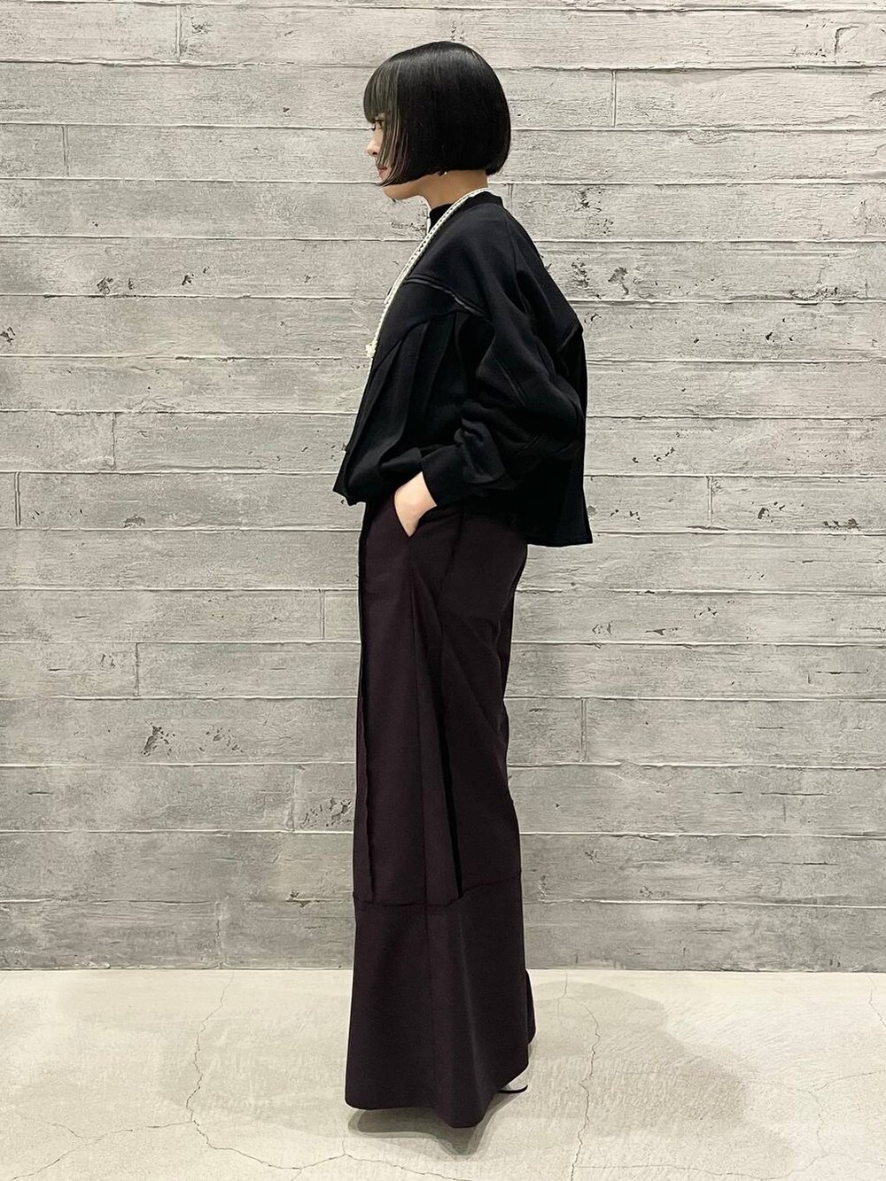 シルバー系のブーツ、ブラック系のスウェット、レッド系のその他パンツを着用したレディースの秋コーディネートの4枚目の写真