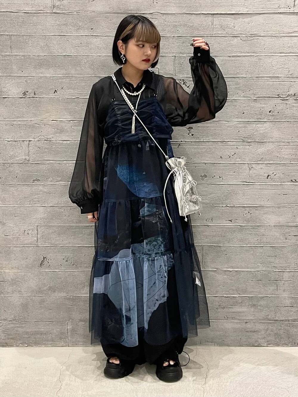 ブラック系のシャツ/ブラウス、グレー系のタンクトップ、ブラック系のカーゴパンツを着用したレディースの夏コーディネートの3枚目の写真