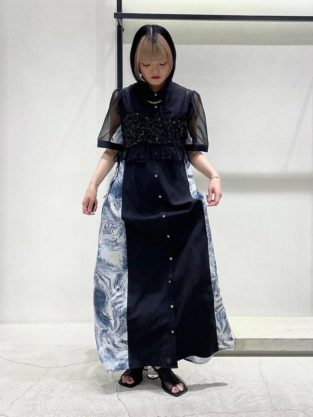 ブラック系のサンダル、ブラック系のチューブトップ、グレー系のワンピースを着用したレディースの春コーディネートの3枚目の写真