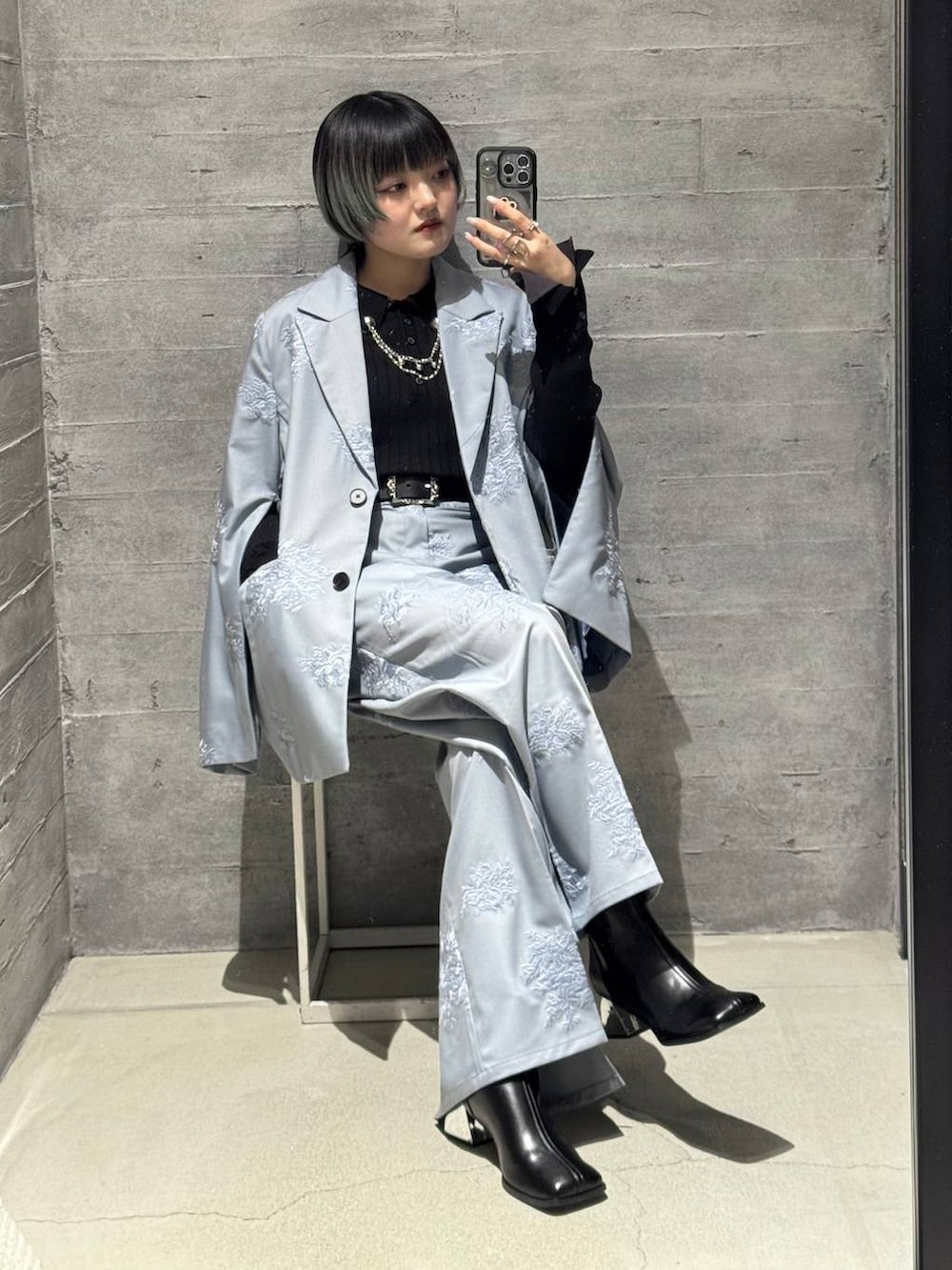 ブラック系のブーツ、ブルー系のその他パンツ、ブラック系のニット/セーターを着用したレディースの冬コーディネートの2枚目の写真