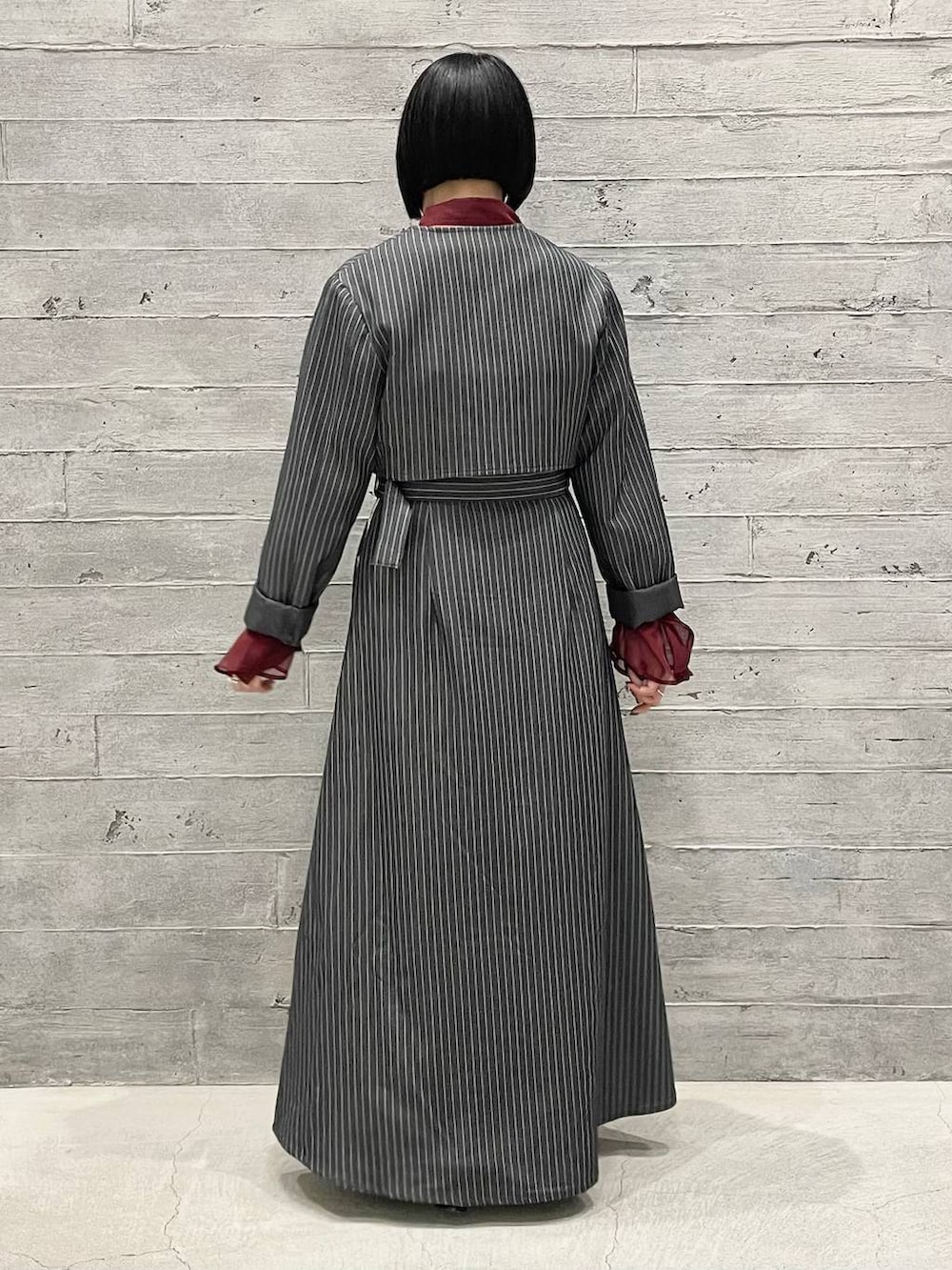ブラック系のパンプス、その他のジャンパースカート、レッド系のシャツ/ブラウスを着用したレディースの夏コーディネートの4枚目の写真