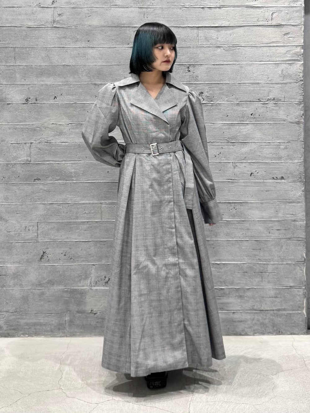 グレー系のブーツ、グレー系のワンピースを着用したレディースの秋コーディネートの7枚目の写真