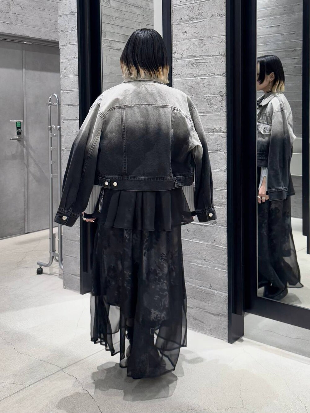 ブラック系のパンプス、グレー系のニット/セーター、グレー系のデニムジャケットを着用したレディースの冬コーディネートの5枚目の写真