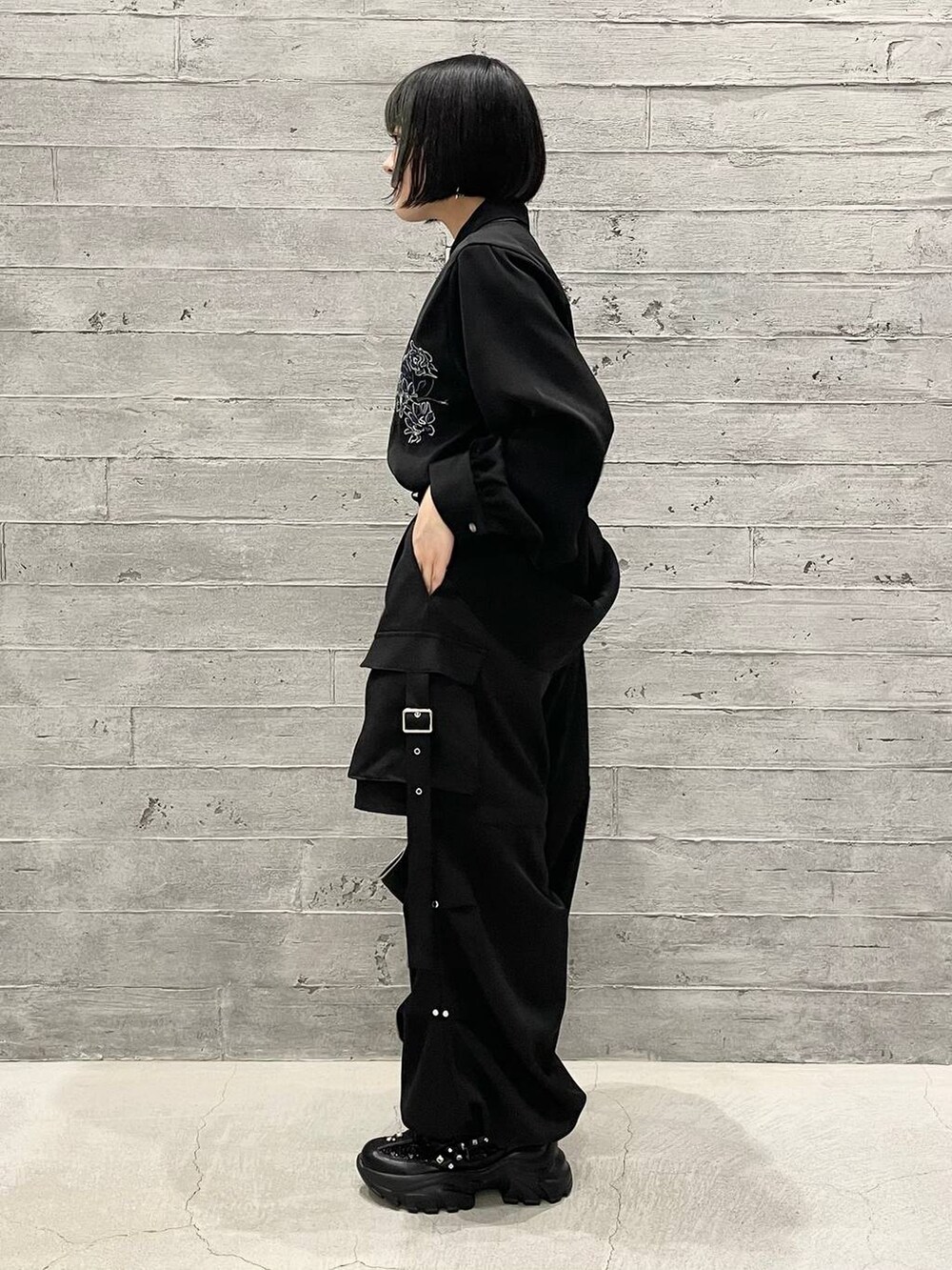 ブラック系のシャツ/ブラウス、ブラック系のカーゴパンツ、ブラック系のスニーカーを着用したレディースの秋コーディネートの4枚目の写真