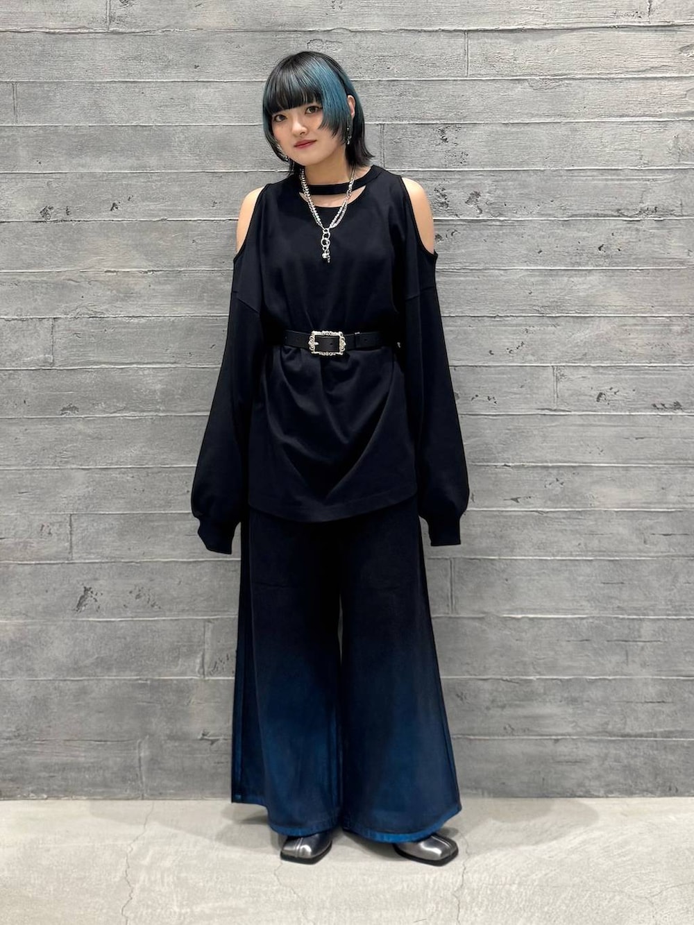 ブラック系のTシャツ/カットソー、シルバー系のブーツ、ブラック系のデニムパンツを着用したレディースの夏コーディネートの7枚目の写真