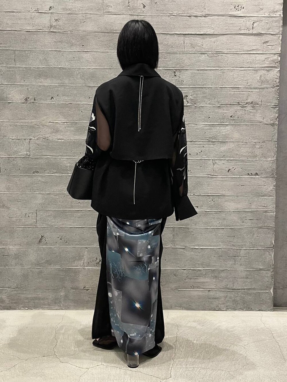 ブラック系のサンダル、ブラック系のショルダーバッグ、ブラック系のシャツ/ブラウスを着用したレディースの夏コーディネートの5枚目の写真