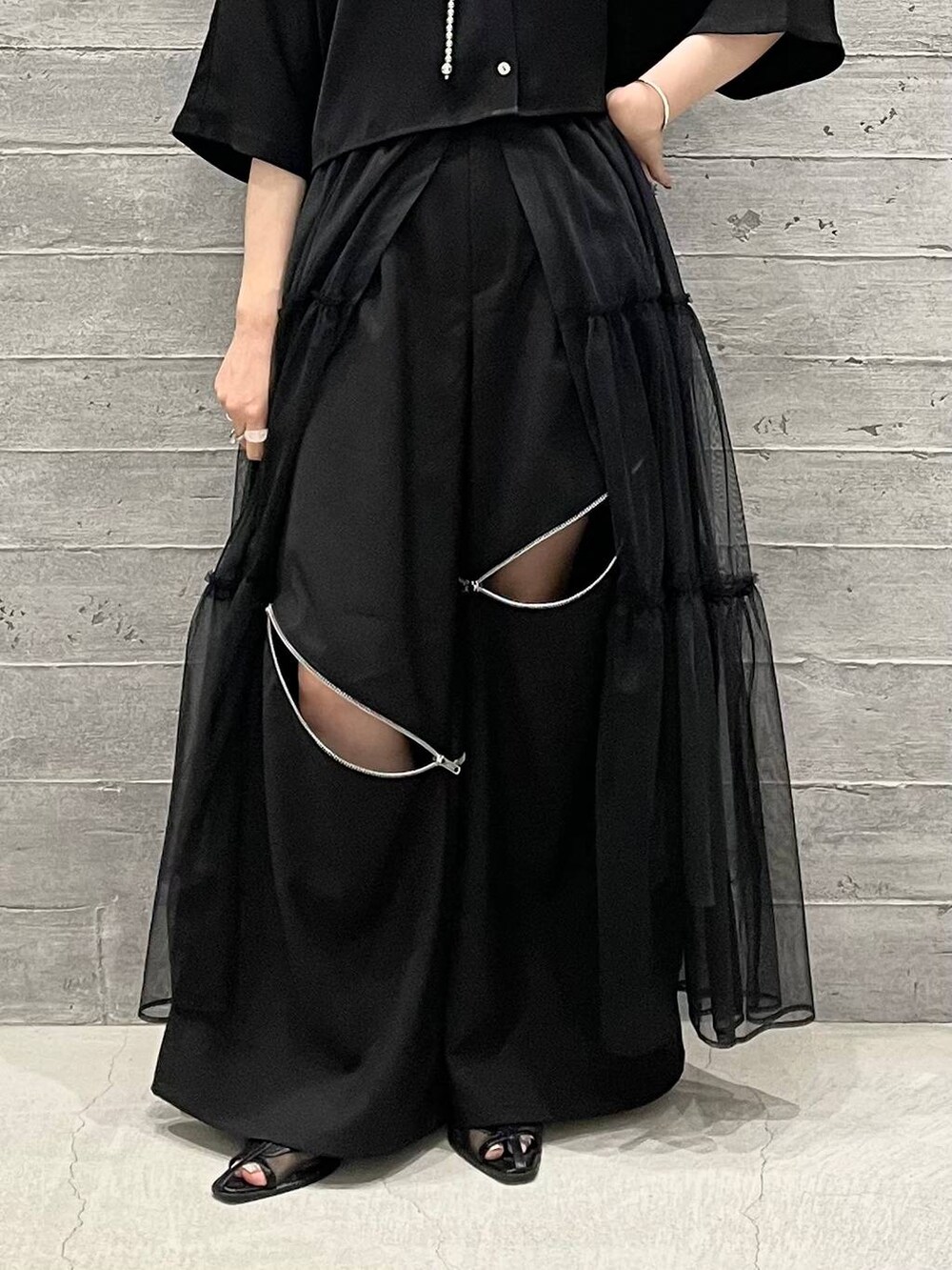 ブラック系のサンダル、ブラック系のシャツ/ブラウス、ブラック系のその他パンツを着用したレディースの夏コーディネートの7枚目の写真