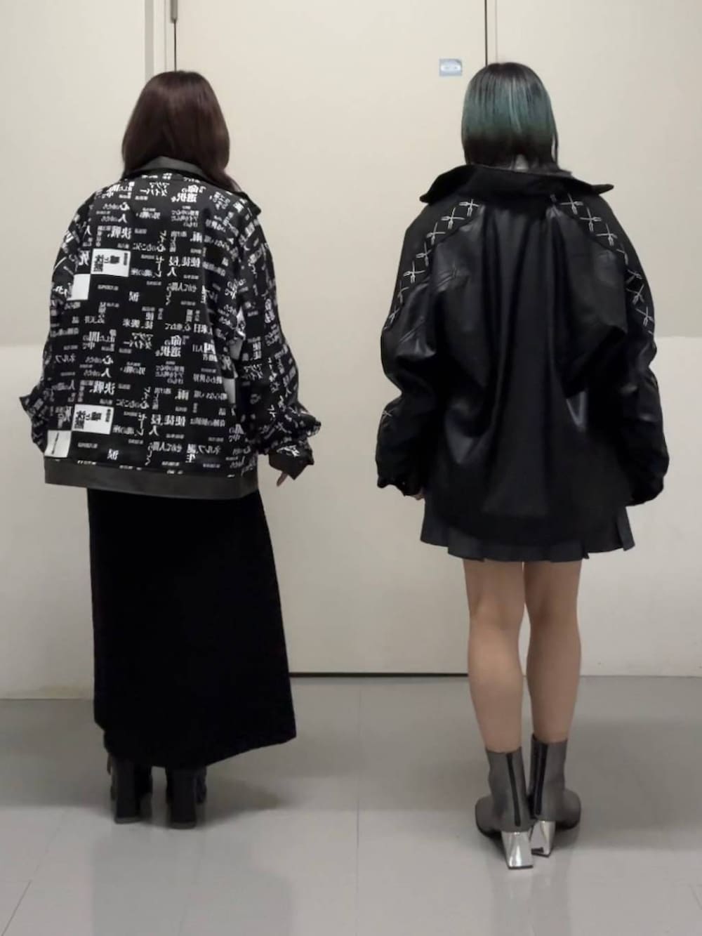 ブラック系のスカート、グレー系のセットアップ、グレー系のブルゾンを着用したレディースの秋コーディネートの2枚目の写真