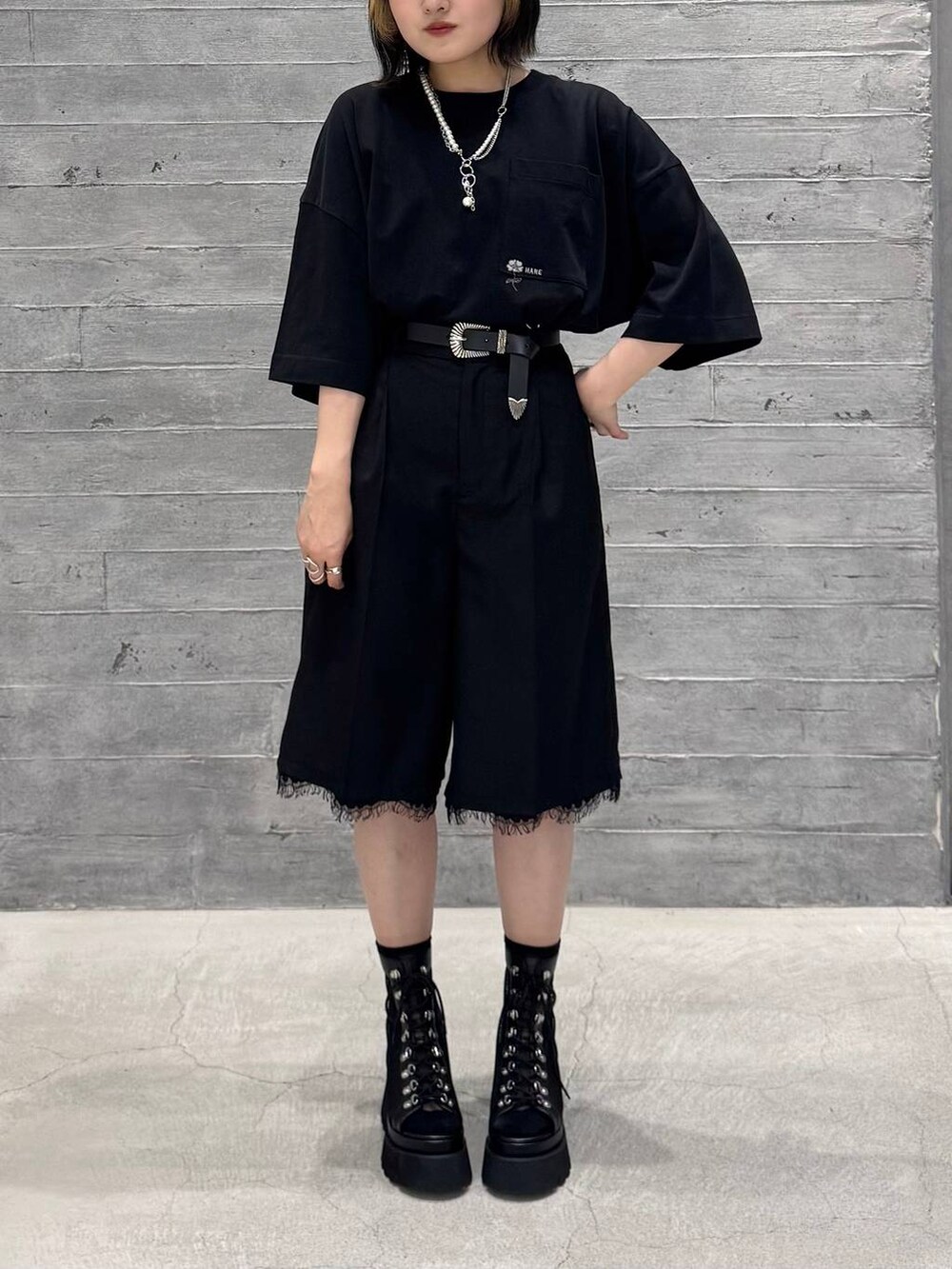 ブラック系のサンダル、ブラック系のTシャツ/カットソー、ブラック系のその他パンツを着用したレディースの夏コーディネートの3枚目の写真