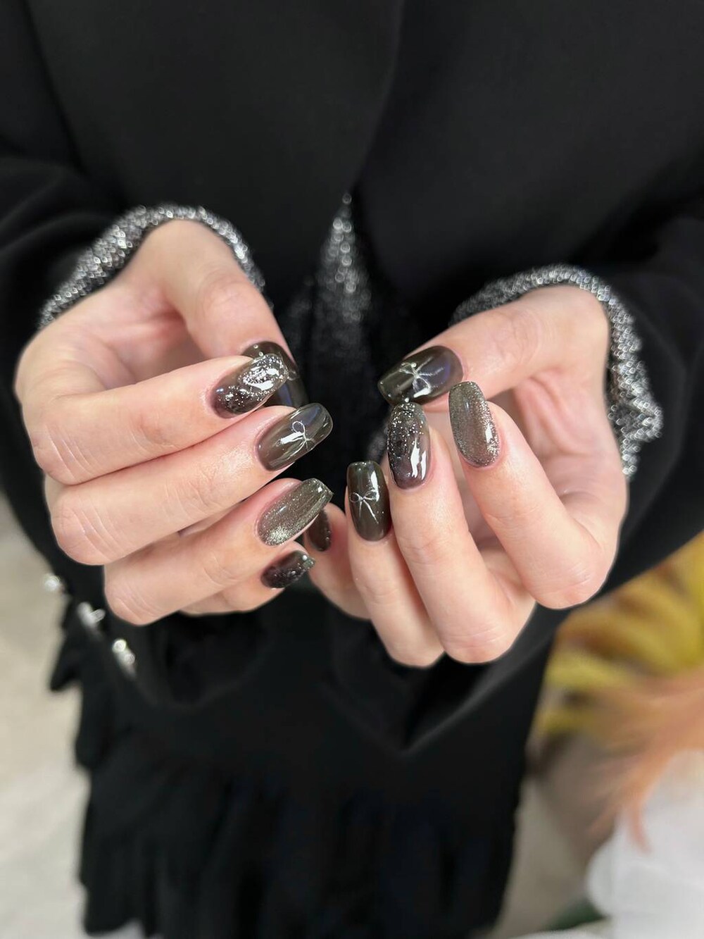 ブラック系のテーラードジャケット、ブラック系のパーカーを着用したレディースの夏コーディネートの3枚目の写真