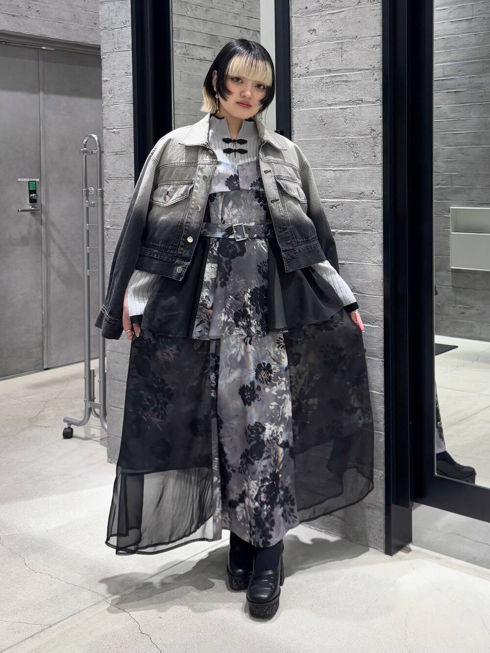 ブラック系のパンプス、グレー系のニット/セーター、グレー系のデニムジャケットを着用したレディースの冬コーディネートの3枚目の写真
